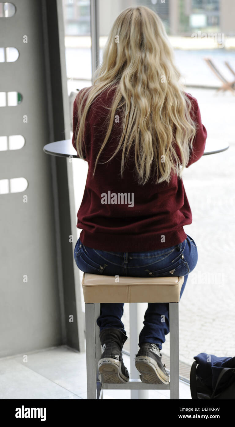 Nordic girl with long hair. Assis en arrière. Aarhus. Le Danemark. Banque D'Images