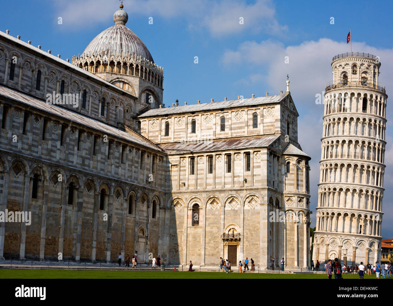 Les touristes près d'une tour et d'une cathédrale, la cathédrale de Pise, Tour de Pise, Pise, Toscane, Italie Banque D'Images