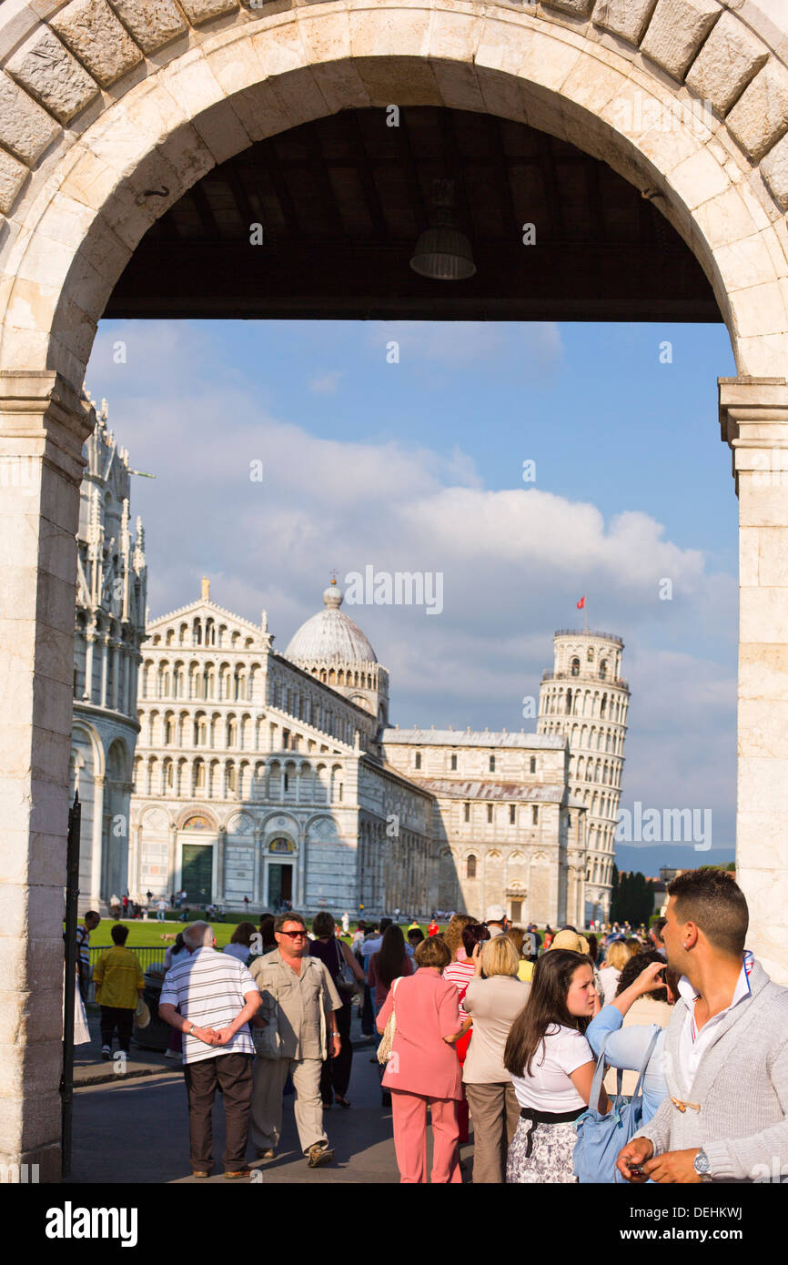 Les touristes près d'une tour et d'une cathédrale, la cathédrale de Pise, Tour de Pise, Pise, Toscane, Italie Banque D'Images