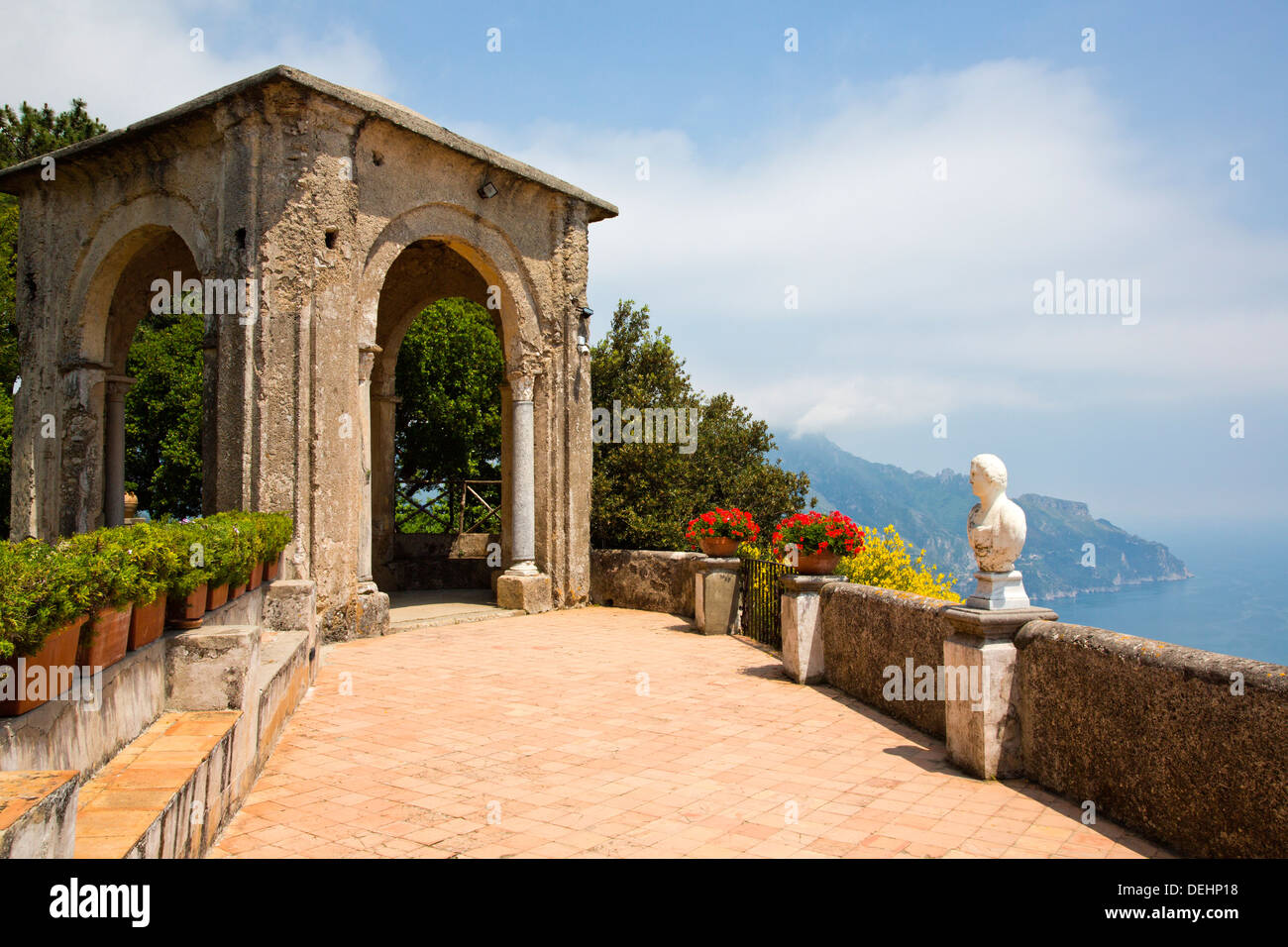 Statue sur la terrasse d'un lieu de villégiature, la Villa Cimbrone, Ravello, Province de Salerne, Campanie, Italie Banque D'Images