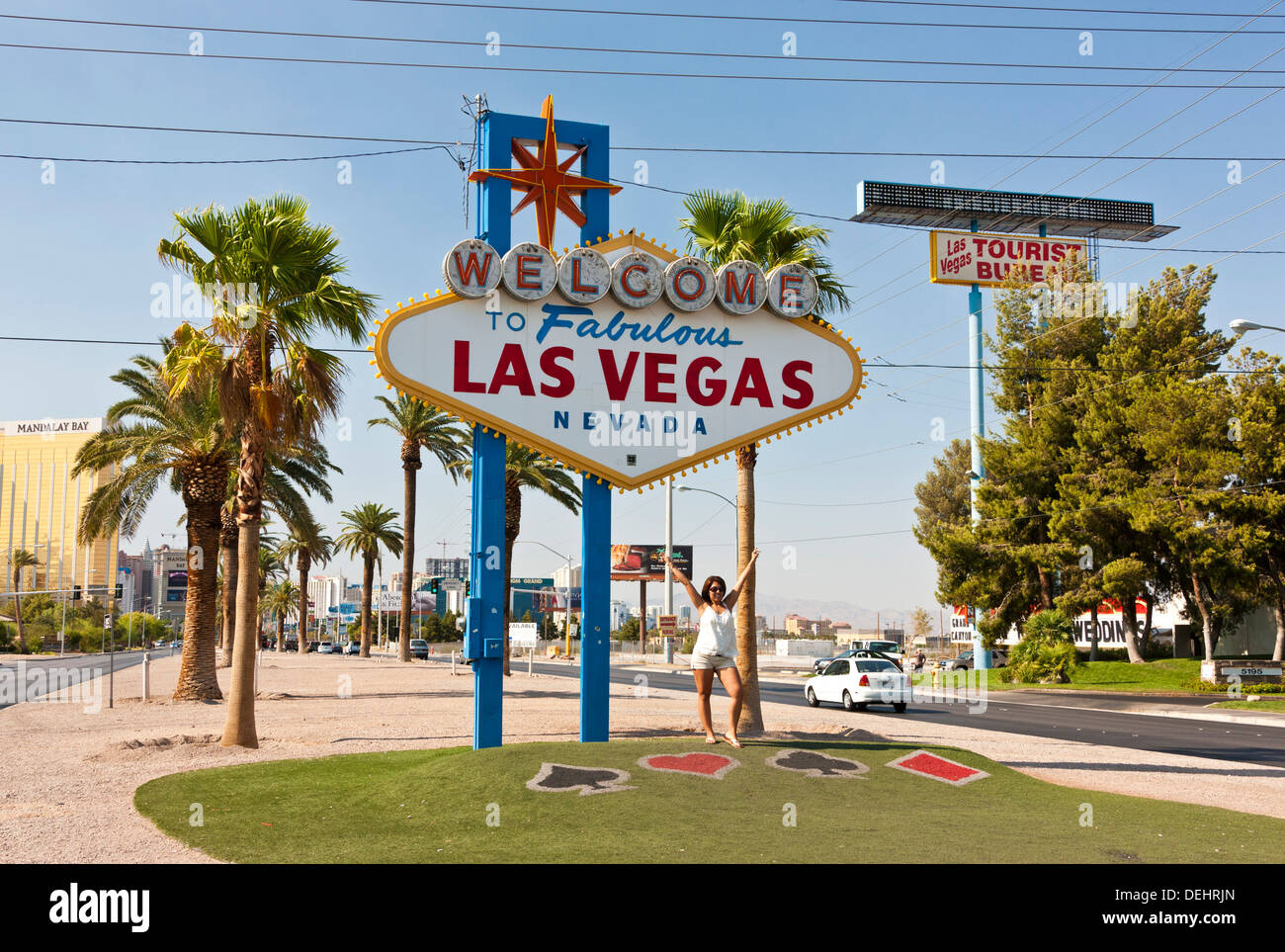 Jeune femme posant à côté de 'Welcome to Fabulous Las Vegas' signe sur Las Vegas Boulevard South. JMH5454 Banque D'Images