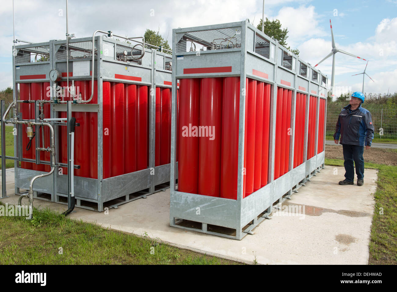 Kurzella Siegfried technicien vérifie le stockage d'hydrogène au 140 Mw windpark près de Altentreptow, Allemagne, 19 septembre 2013. Après deux ans de construction, le plus grand banc d'essai pour le stockage de l'énergie éolienne l'utilisation de l'hydrogène a été ouverte le même jour. Photo : STEFAN SAUER Banque D'Images