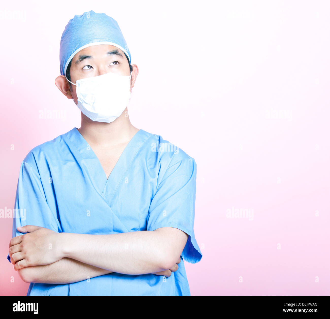 Young Asian surgeon with arms folded Banque D'Images