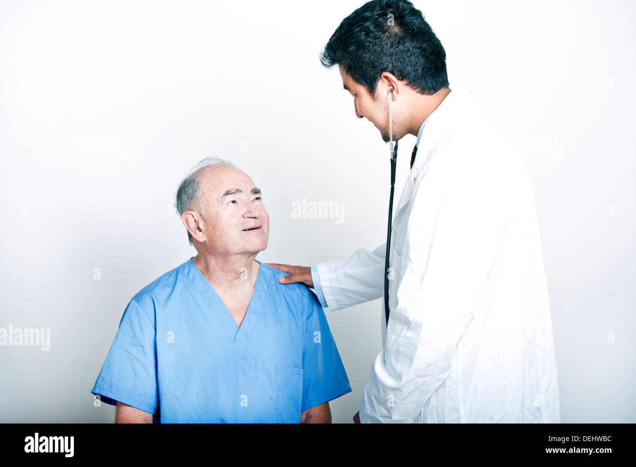 Un jeune médecin asiatique réconforter un patient adulte Senior Banque D'Images