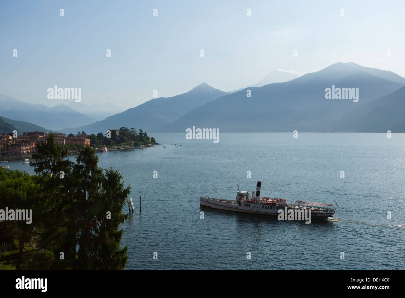 Traversier sur le lac de Côme Italie Banque D'Images Traversier sur le lac de Côme Italie Banque D'Images