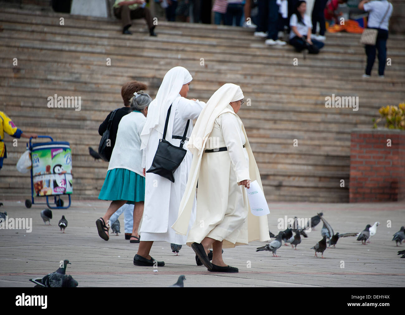Les nonnes marche sur le plaza de Fusagasuga ville quarante milles de la capitale de Bogota en Colombie. Banque D'Images
