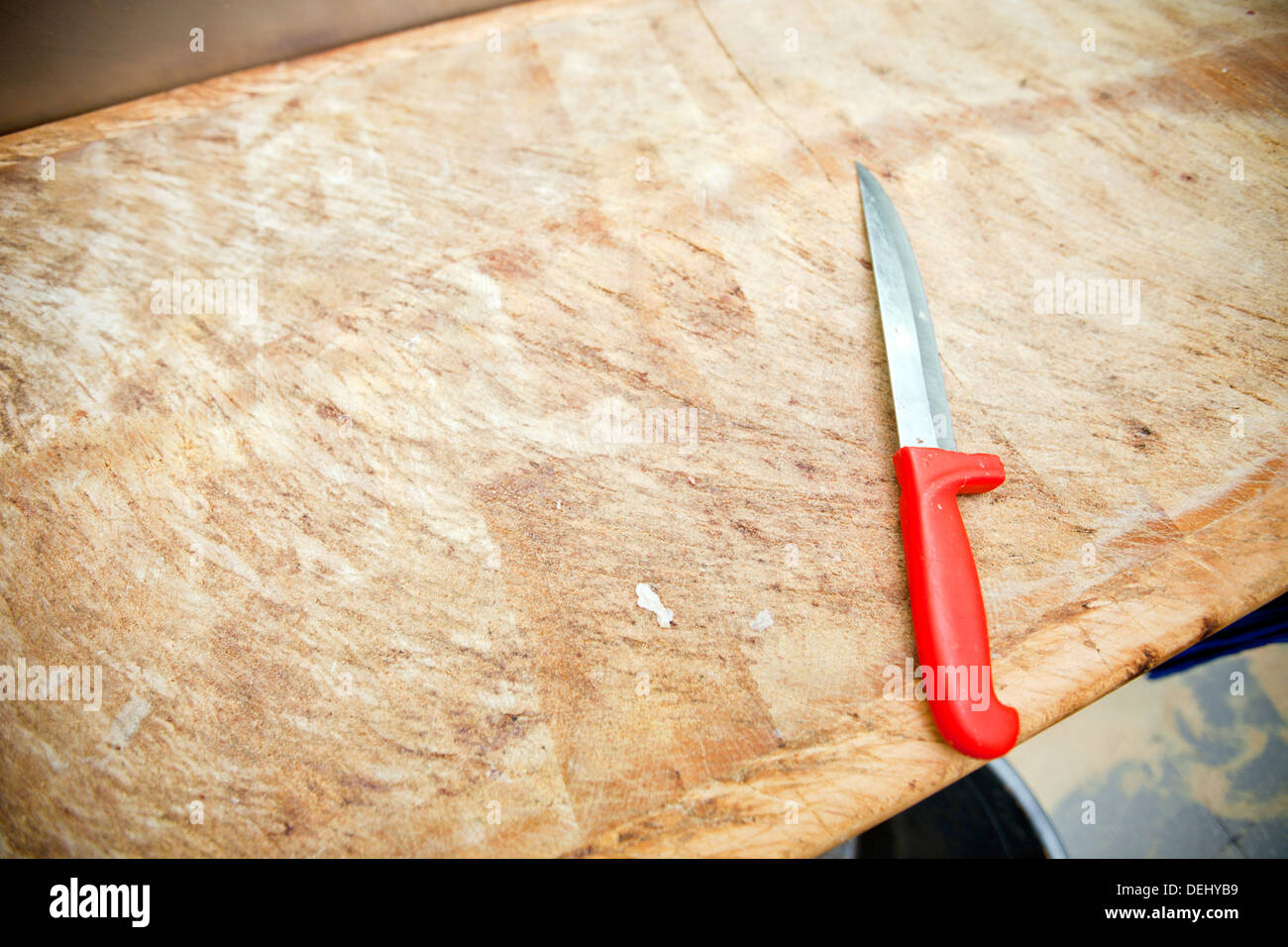 Couteau de cuisine sur la planche à découper en bois store Banque D'Images