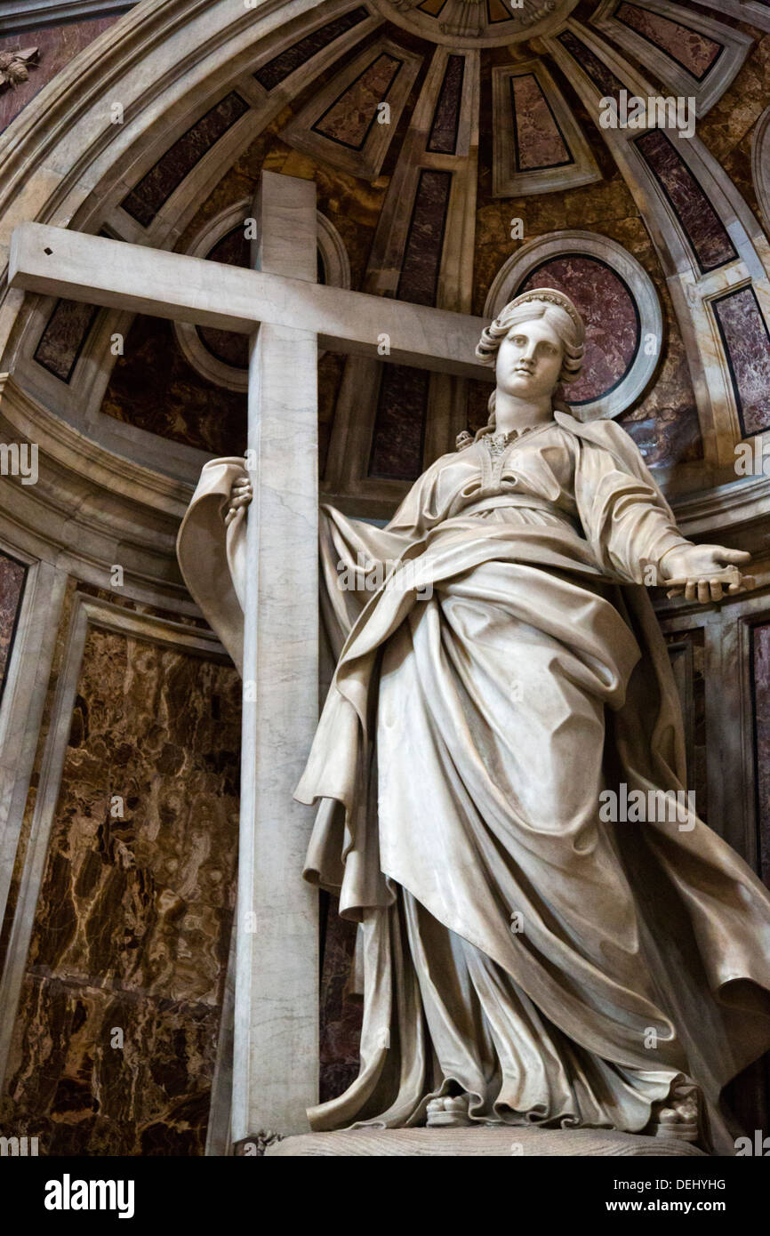 Statue de Jésus Christ avec croix dans une basilique, la Basilique Saint-Pierre, Vatican, Rome, Latium, Italie Banque D'Images