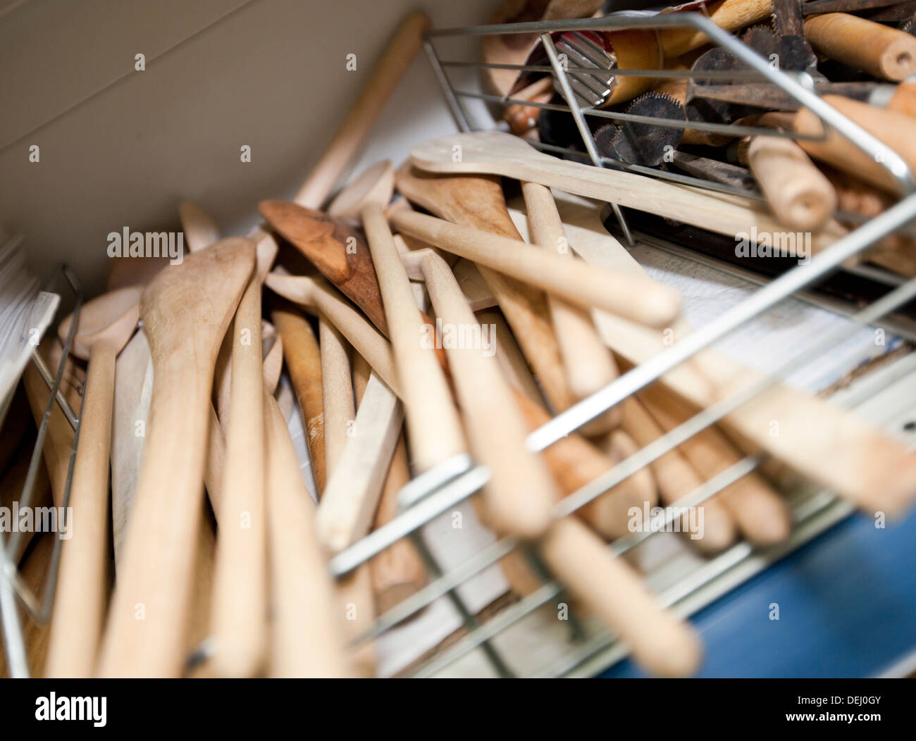 Spatules en bois sur une étagère de magasin ustensile Banque D'Images