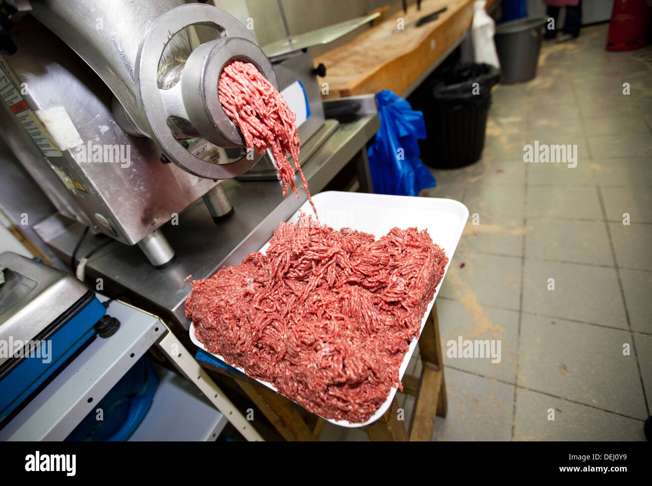 La viande hachée relevant de la machine magasin de récipient Banque D'Images