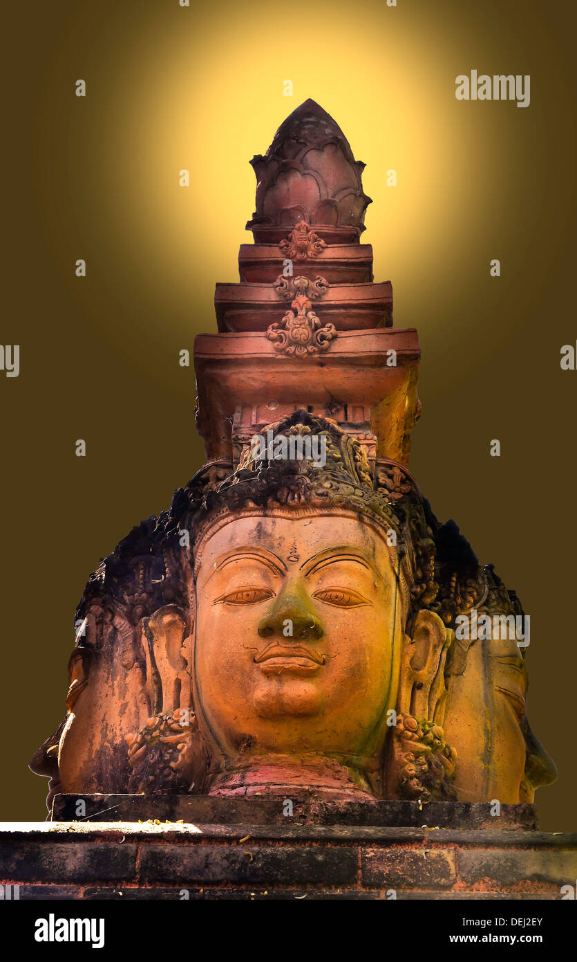 Tête de Bouddha sur la lumière jaune Banque D'Images