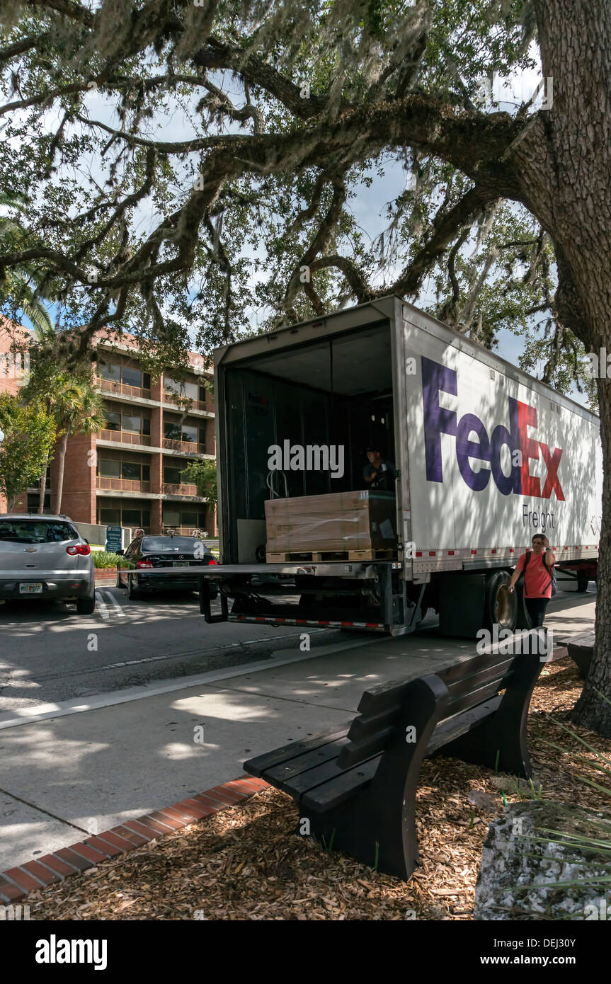 Semi remorque tracteur FedEx Freight livraison camion avec hayon élévateur  hydraulique montés sur patins de grandes caisses en bois Photo Stock - Alamy
