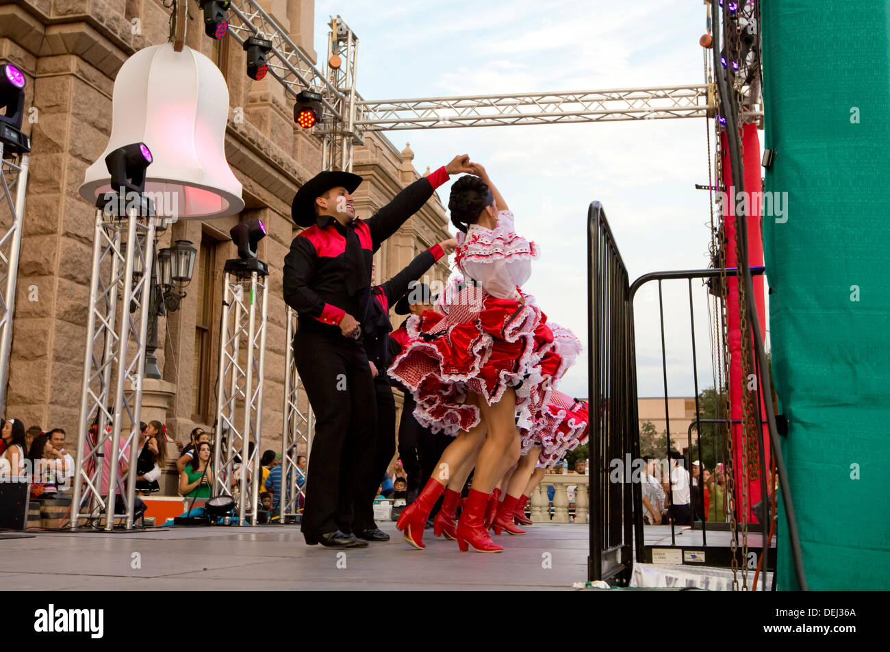 Célébration de la journée de l'indépendance mexicaine au Texas à Austin Capitol building comprend des danses traditionnelles avec des costumes colorés Banque D'Images