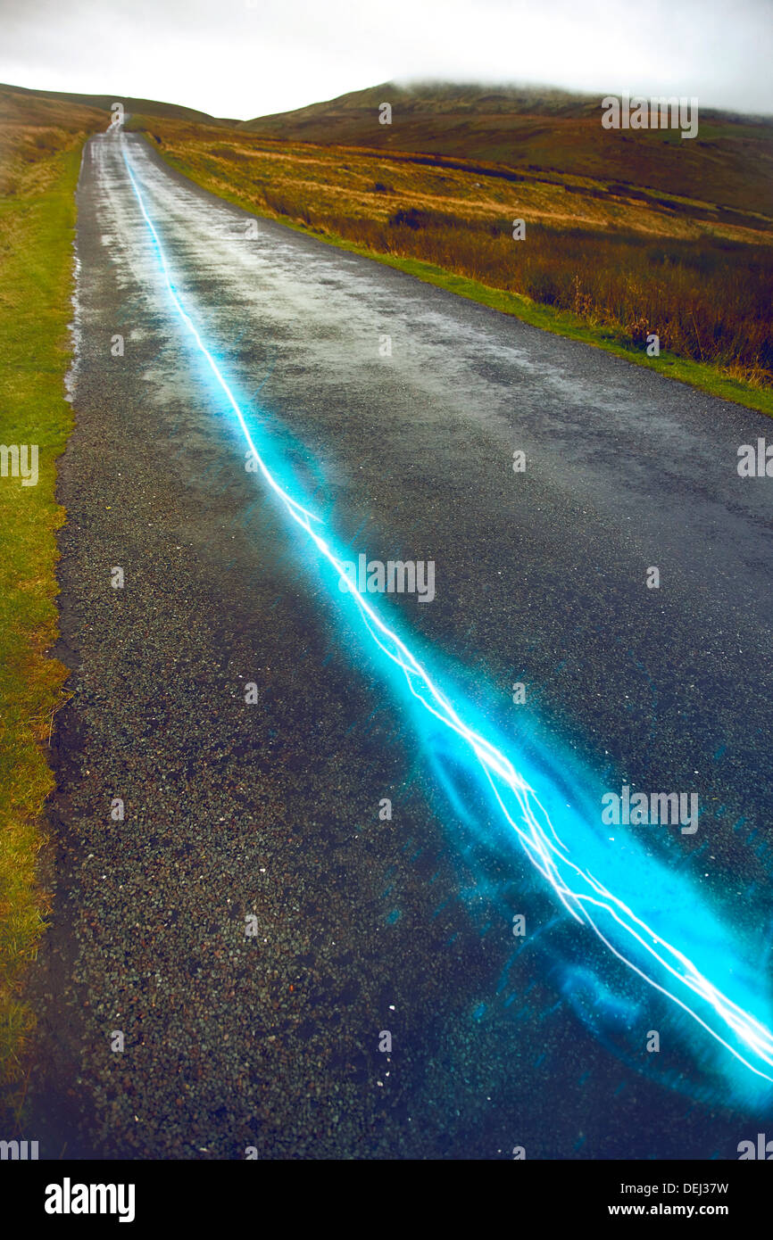 Le câble à fibres optiques fonctionnant au-dessus du sol la campagne britannique Banque D'Images