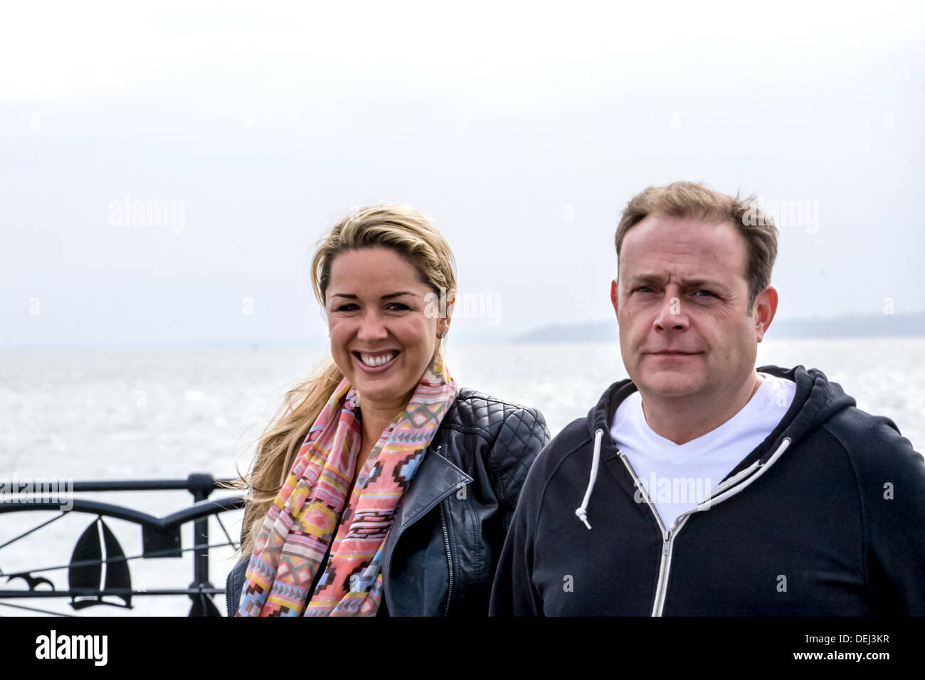 L'actrice Clare Sweeney et l'acteur John Thomson marche sur la jetée de Southend Banque D'Images