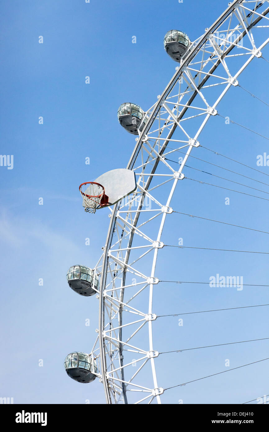 Grande Roue avec un grand conseil de basketball hoop attaché Banque D'Images