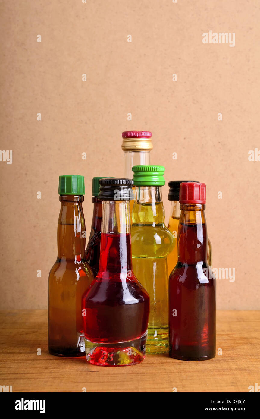 Des bouteilles d'alcool des boissons sur un fond de bois Banque D'Images