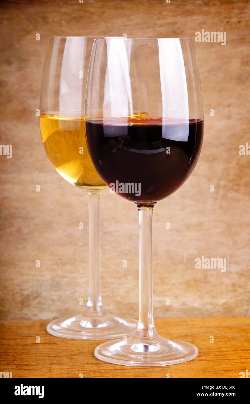 Deux verres de vin rouge et blanc sur un fond de bois Banque D'Images