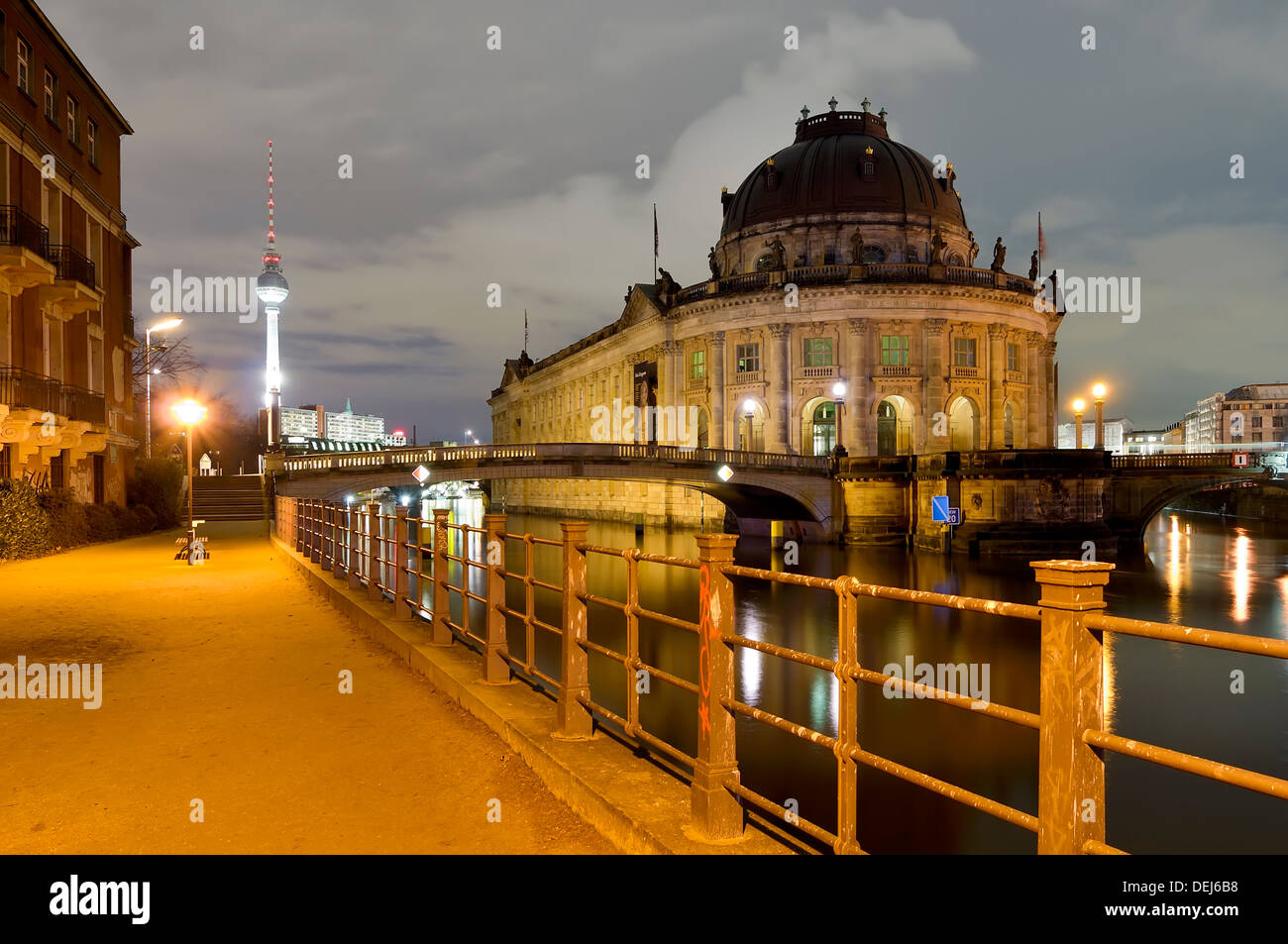 Musée de Bode et la tour de télévision de Berlin, en Allemagne, dans la nuit Banque D'Images
