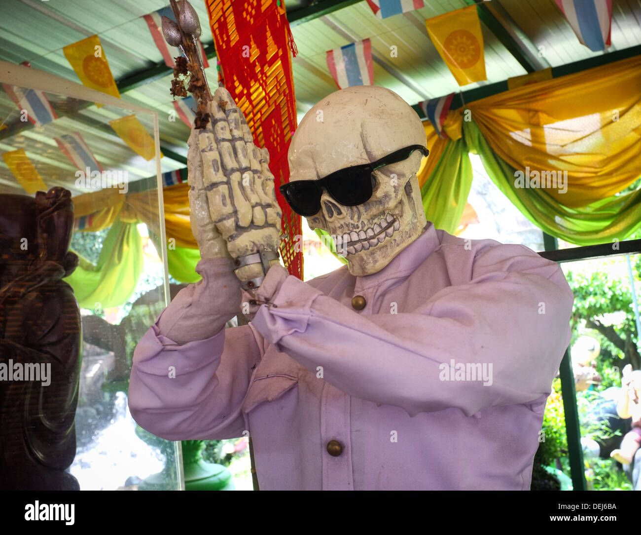 Un squelette en plastique rend le Thai 'wai' geste de respect à l'Ka Wat Rong temple bouddhiste d'Ayutthaya, Thaïlande Banque D'Images