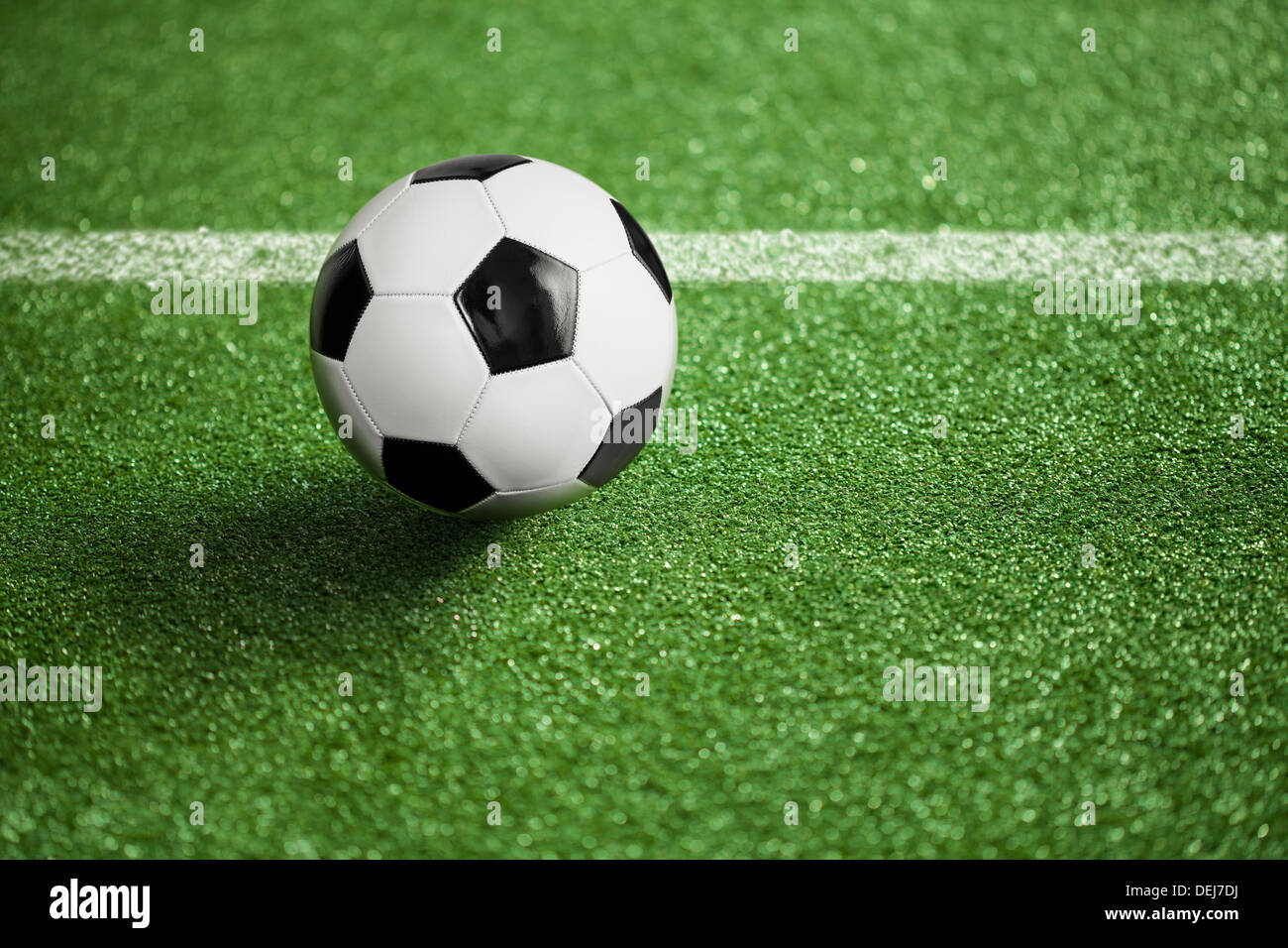 Terrain de football et la balle Banque D'Images