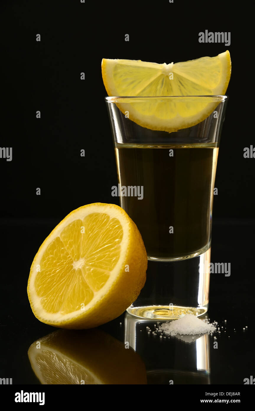 Tequila shot avec le citron et le sel sur un fond noir Banque D'Images