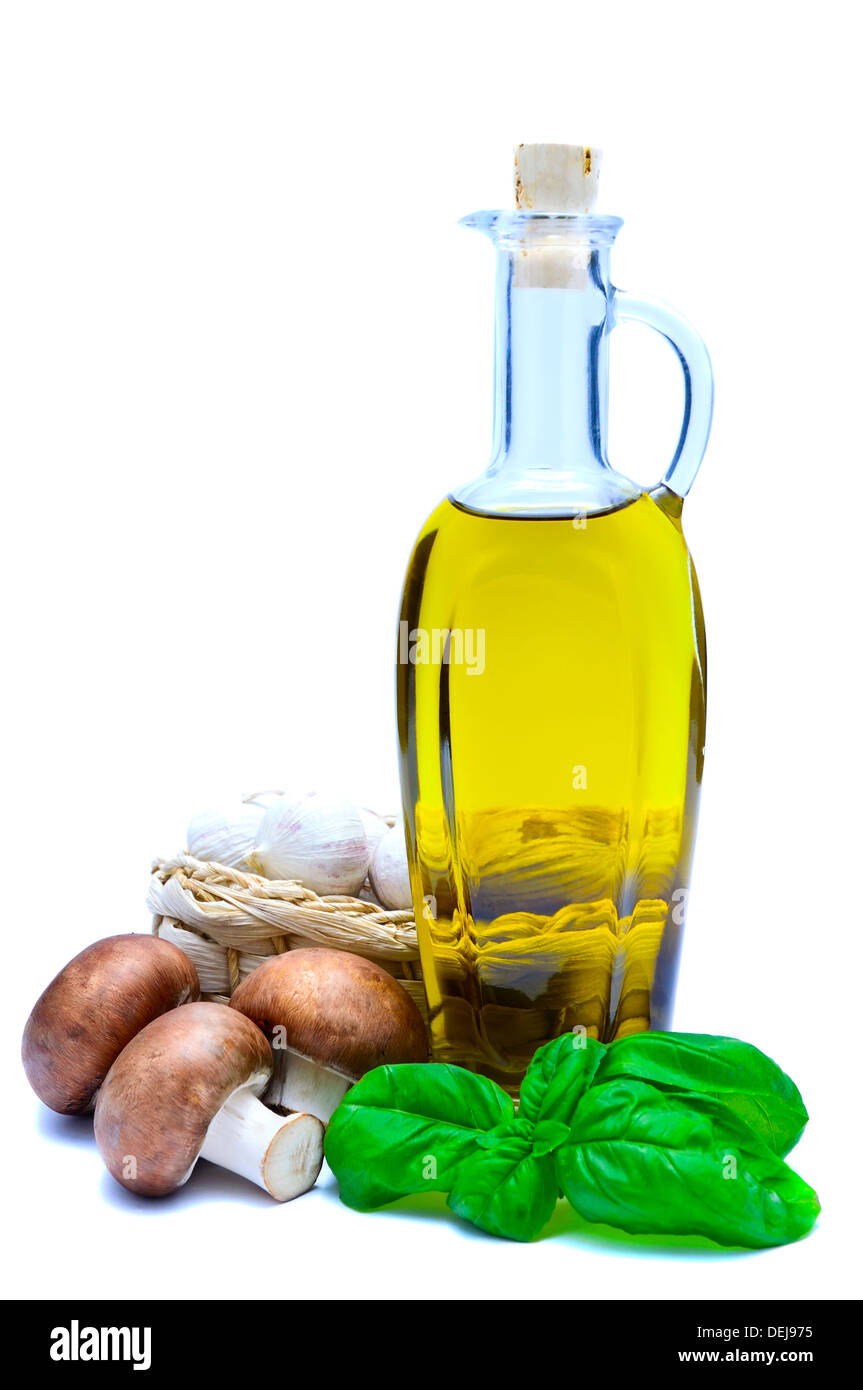 L'assaisonnement à l'italienne avec de l'huile d'olive, champignons, basilic et l'ail Banque D'Images
