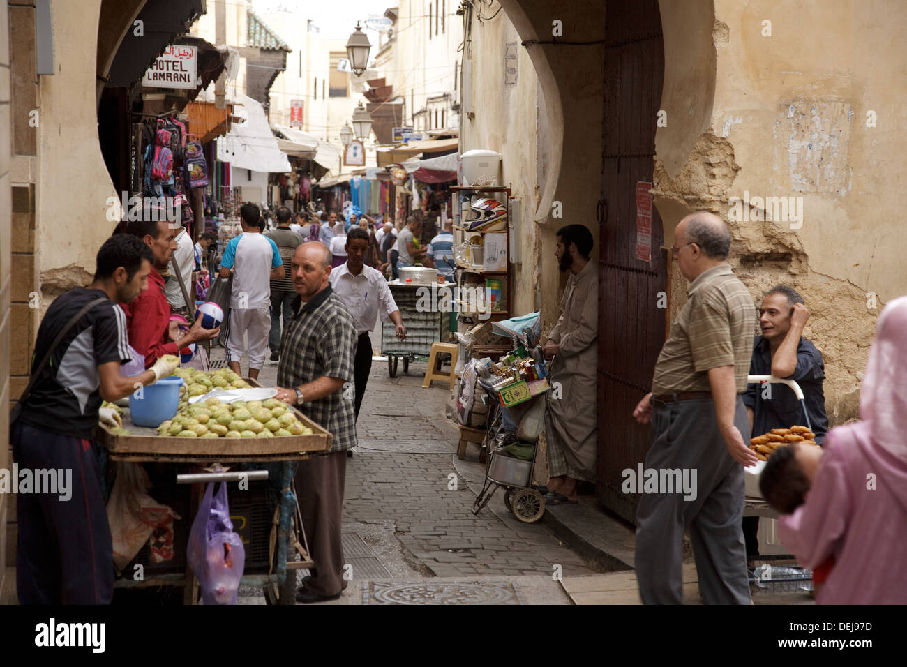 Passerelle cintrée en haut de la rue Talaa Seghira à Fez medina, Maroc Banque D'Images