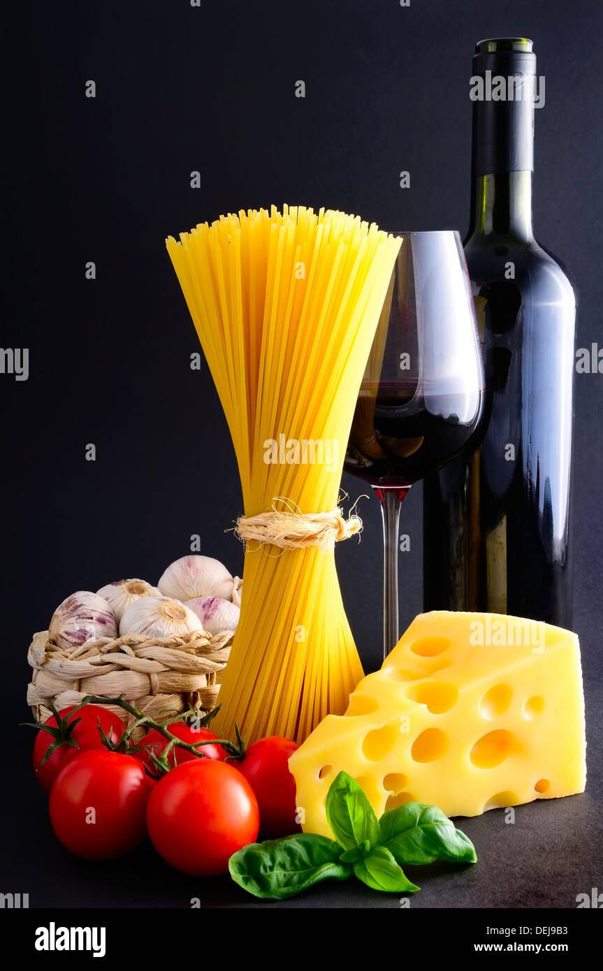 Still Life with spaghetti italien ingrédients pâtes et vin rouge Banque D'Images
