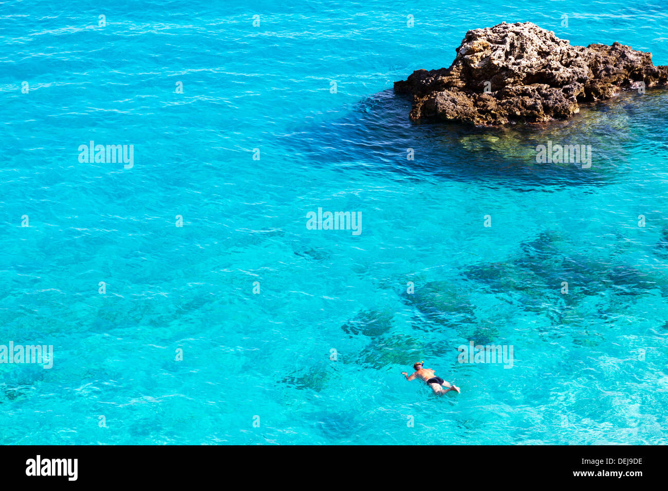 L'eau de mer turquoise bleu incroyable man snorkeling à Agios Nikitas Aghios Ag côte sauvage Lefkas Lefkada île grecque La Grèce Banque D'Images