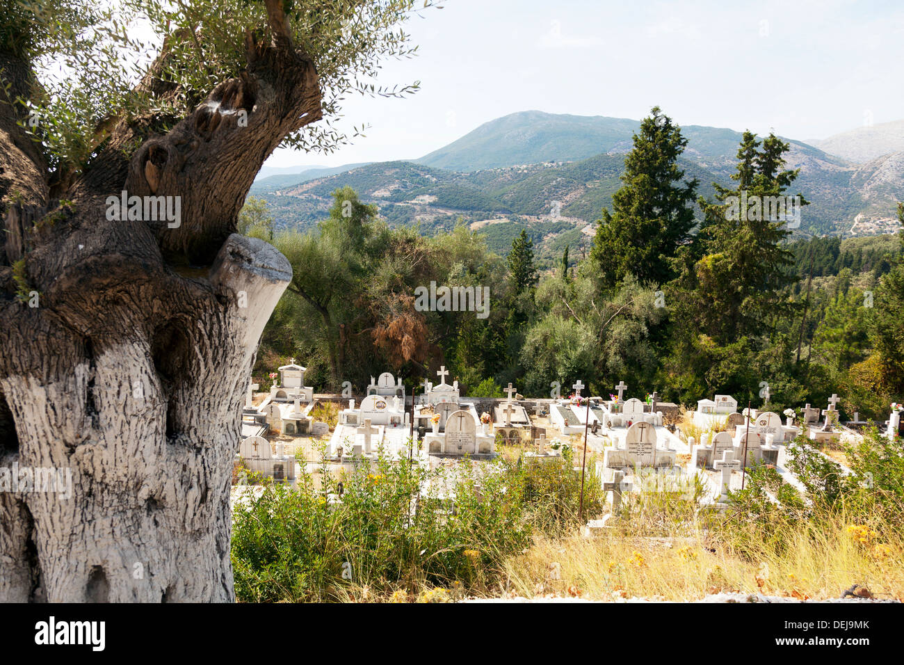 Cimetière grec typique avec une vue donnant sur des pierres tombales croix blanches tombe tombes de montagne Banque D'Images