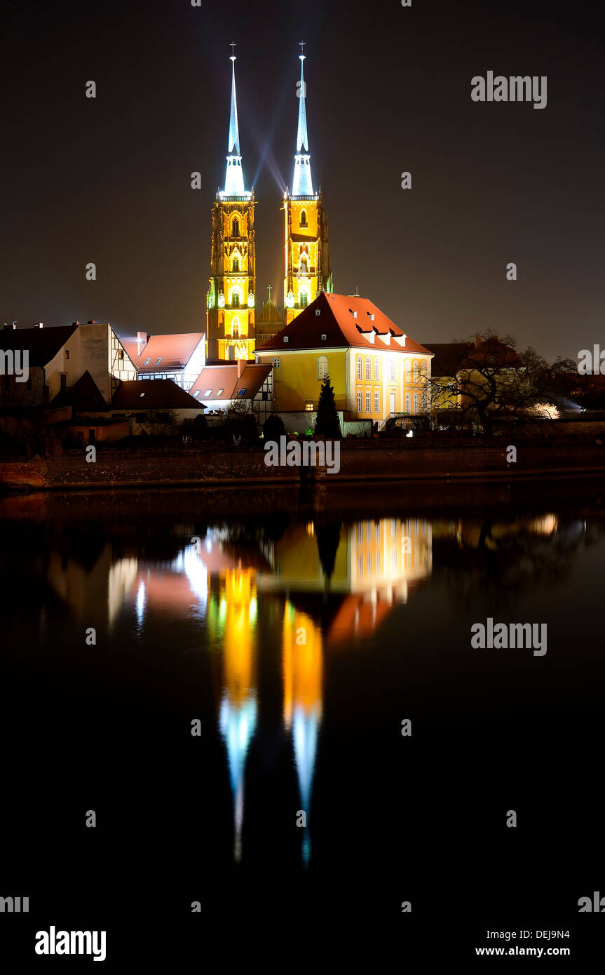 La cathédrale saint Jean Baptiste à Wroclaw, en Pologne, dans la nuit Banque D'Images La cathédrale saint Jean Baptiste à Wroclaw, en Pologne, dans la nuit Banque D'Images