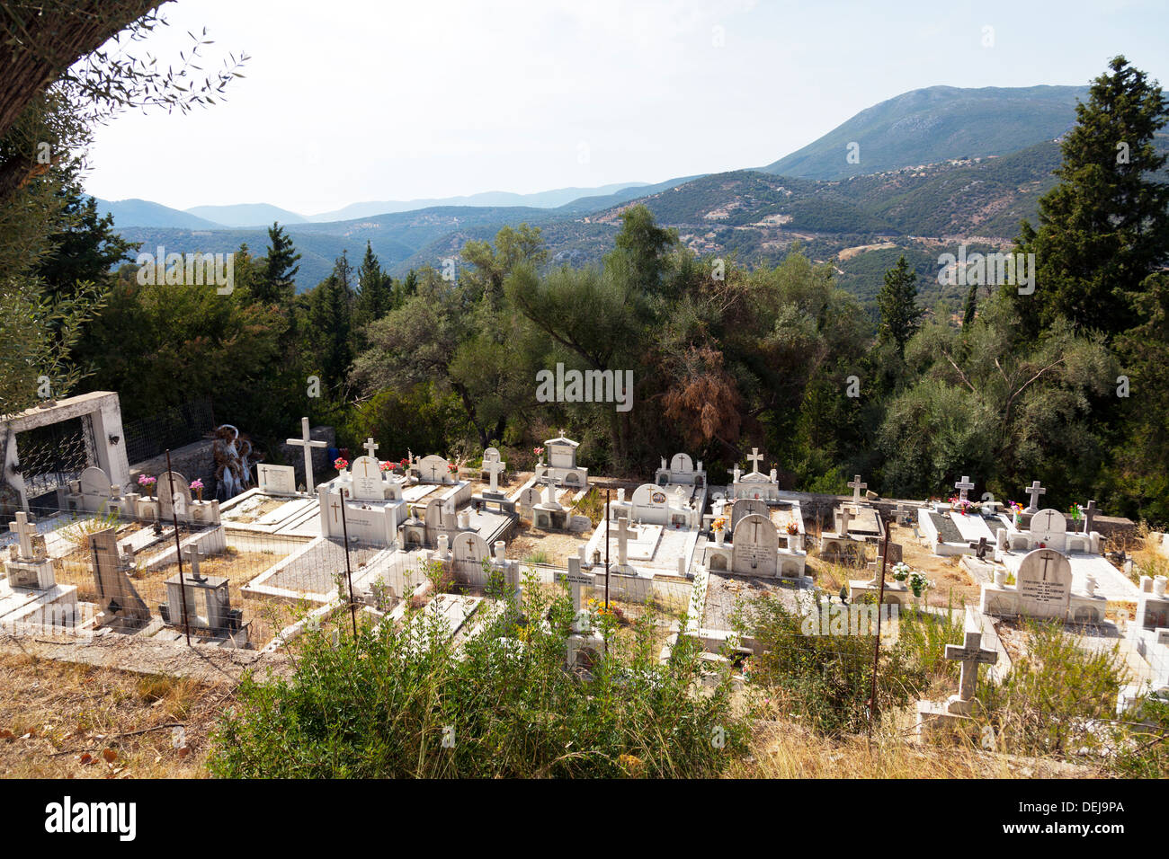 Cimetière grec typique avec une vue donnant sur des pierres tombales croix blanches tombe tombes de montagne Banque D'Images