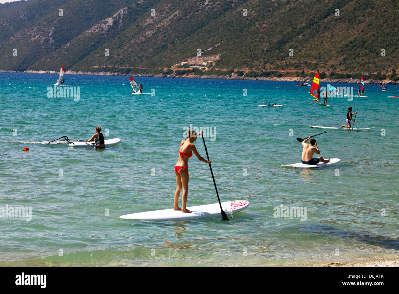 Lady in bikini paddle à Vassiliki mer Vasiliki Lefkas Lefkada île grecque La Grèce Banque D'Images