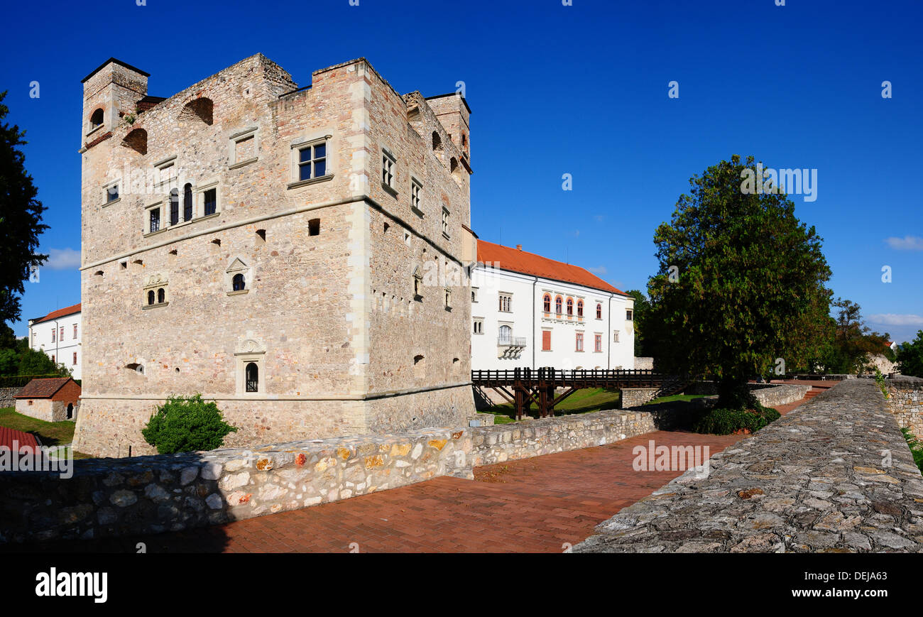 Panorama du château sarospatak en Hongrie sur une belle journée ensoleillée Banque D'Images