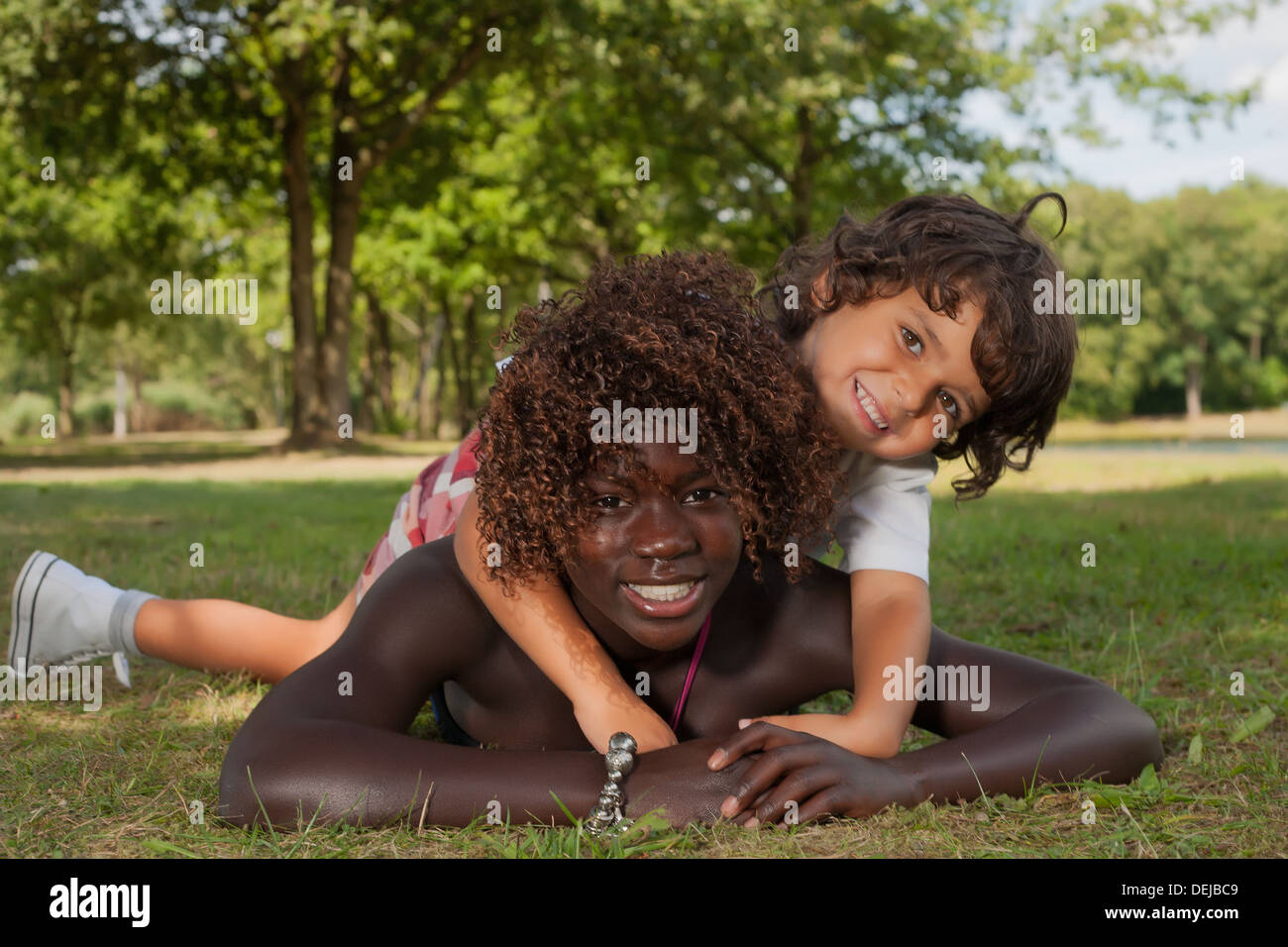 Heureux les enfants africains ayant un joli parc à la dat Banque D'Images