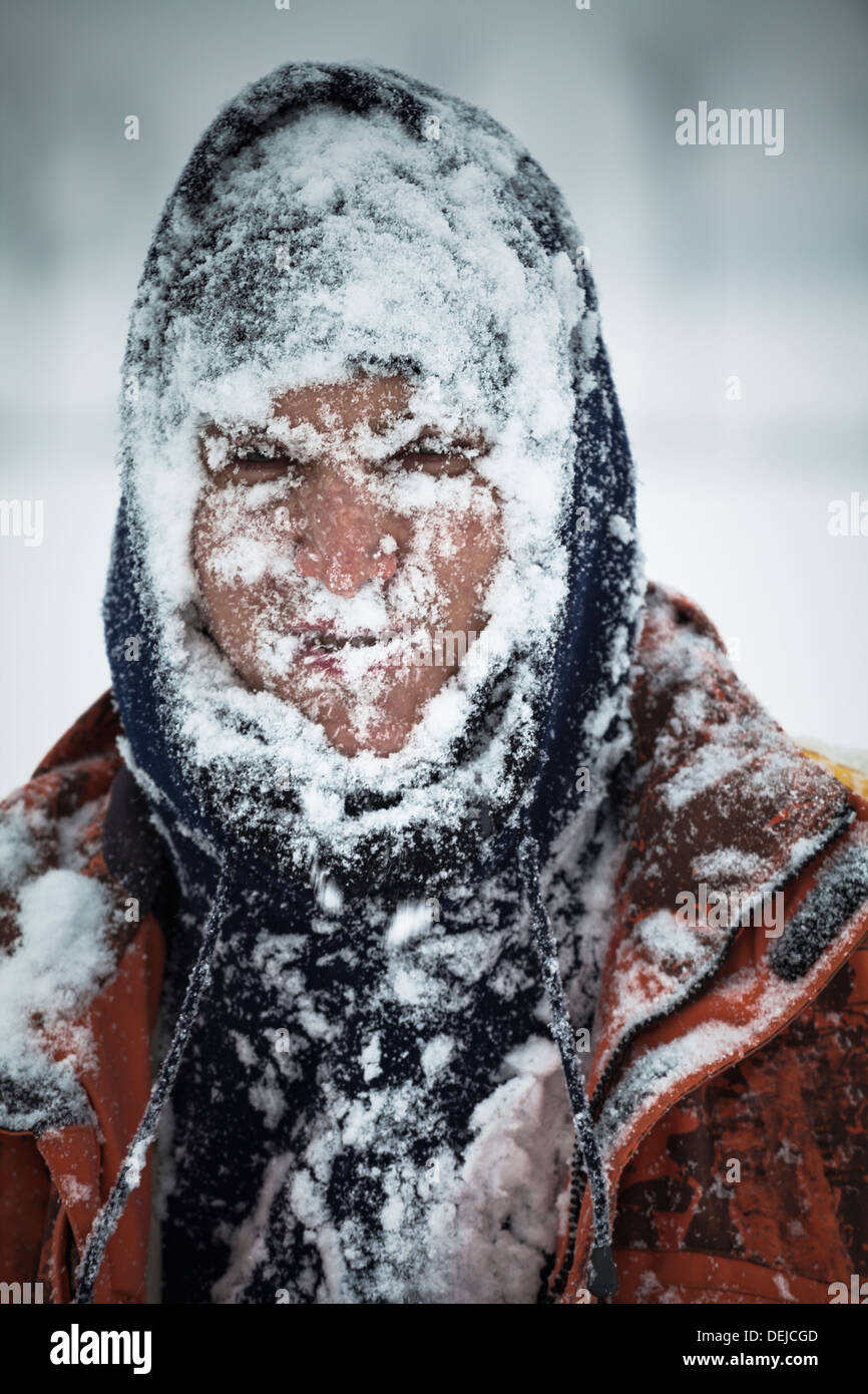 L'homme couvert de neige dans la tempête de neige. Banque D'Images