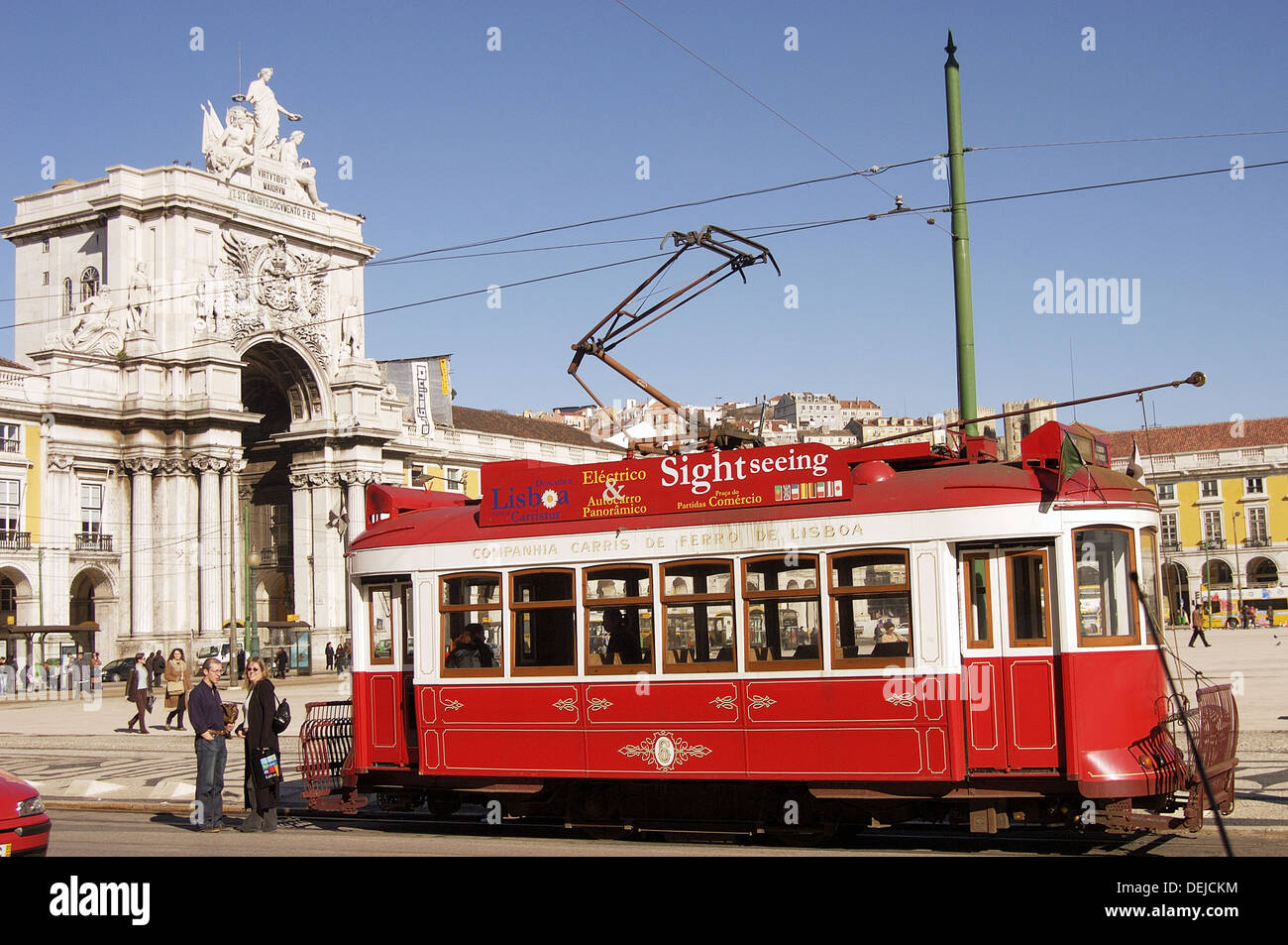 Le tramway à Praça do Comércio. Lisbonne. Portugal Banque D'Images