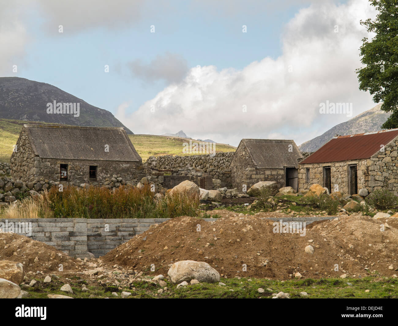 Un couple de vieux bâtiments de ferme à proximité de la montagnes de Mourne en Irlande Banque D'Images