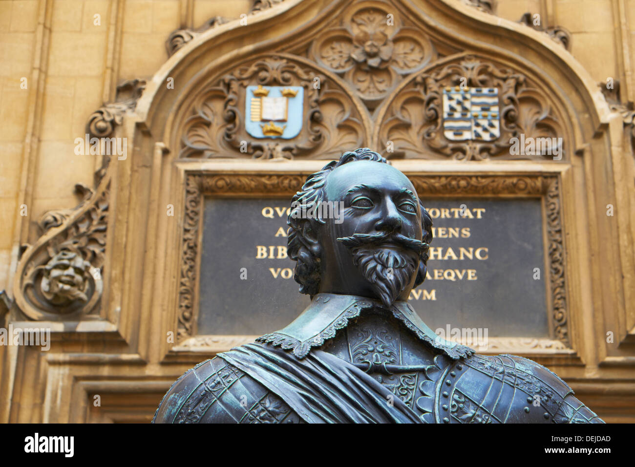 Statue de bronze du comte de Pembroke, dans le quadrangle d'écoles de la Bodleian Library de l'Université d'Oxford England UK Banque D'Images