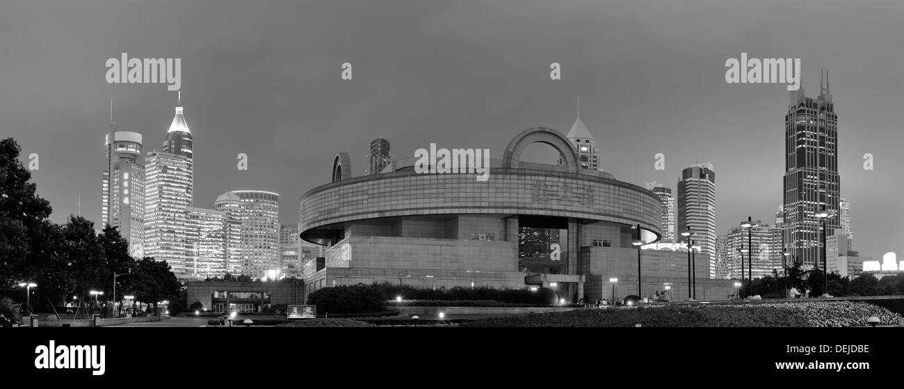 Shanghai la nuit panorama urbain avec des gratte-ciel et des lumières en noir et blanc Banque D'Images