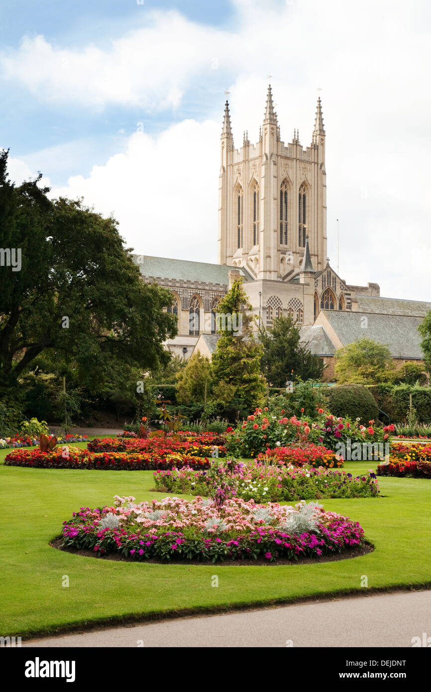 Bury St Edmunds, Suffolk - la cathédrale vue depuis l'abbaye jardins, UK Banque D'Images