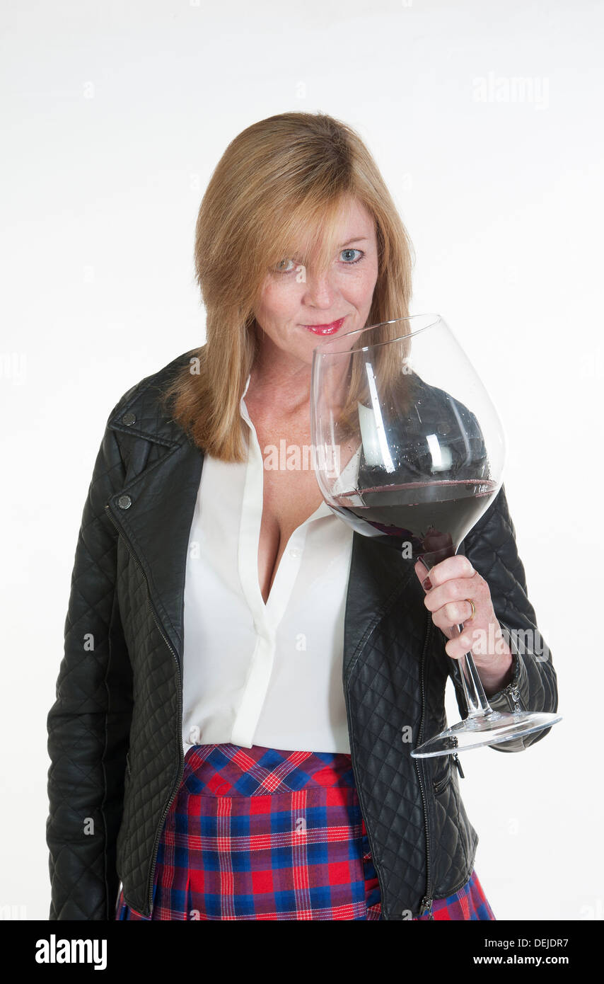 Dégustation de femme à partir d'un très grand verre de vin rouge Banque D'Images
