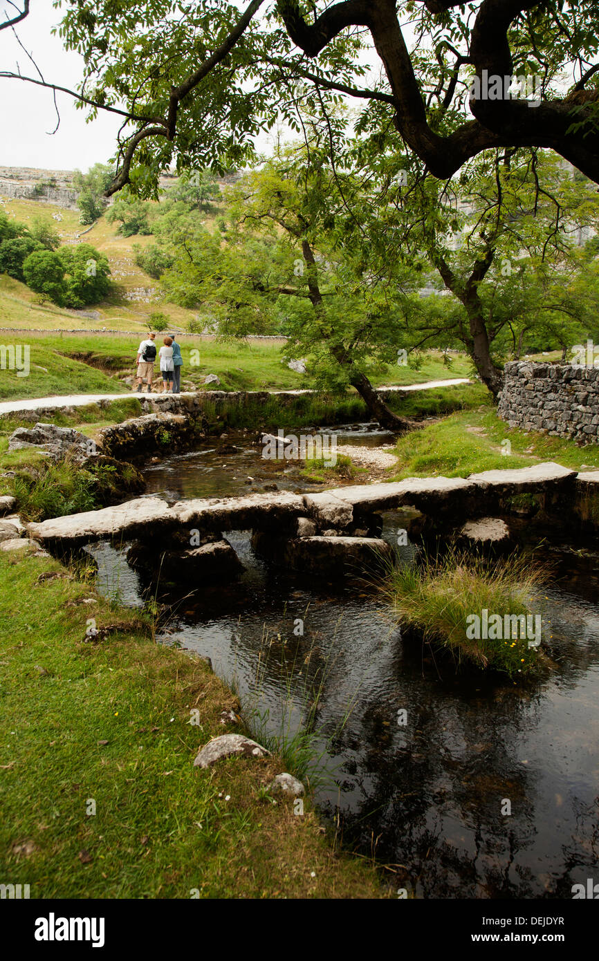 Pont sur Packhorse malham beck Yorkshire UK Banque D'Images