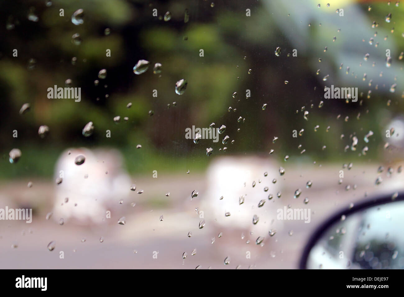 Les gouttes de pluie dans la fenêtre d'une voiture Banque D'Images