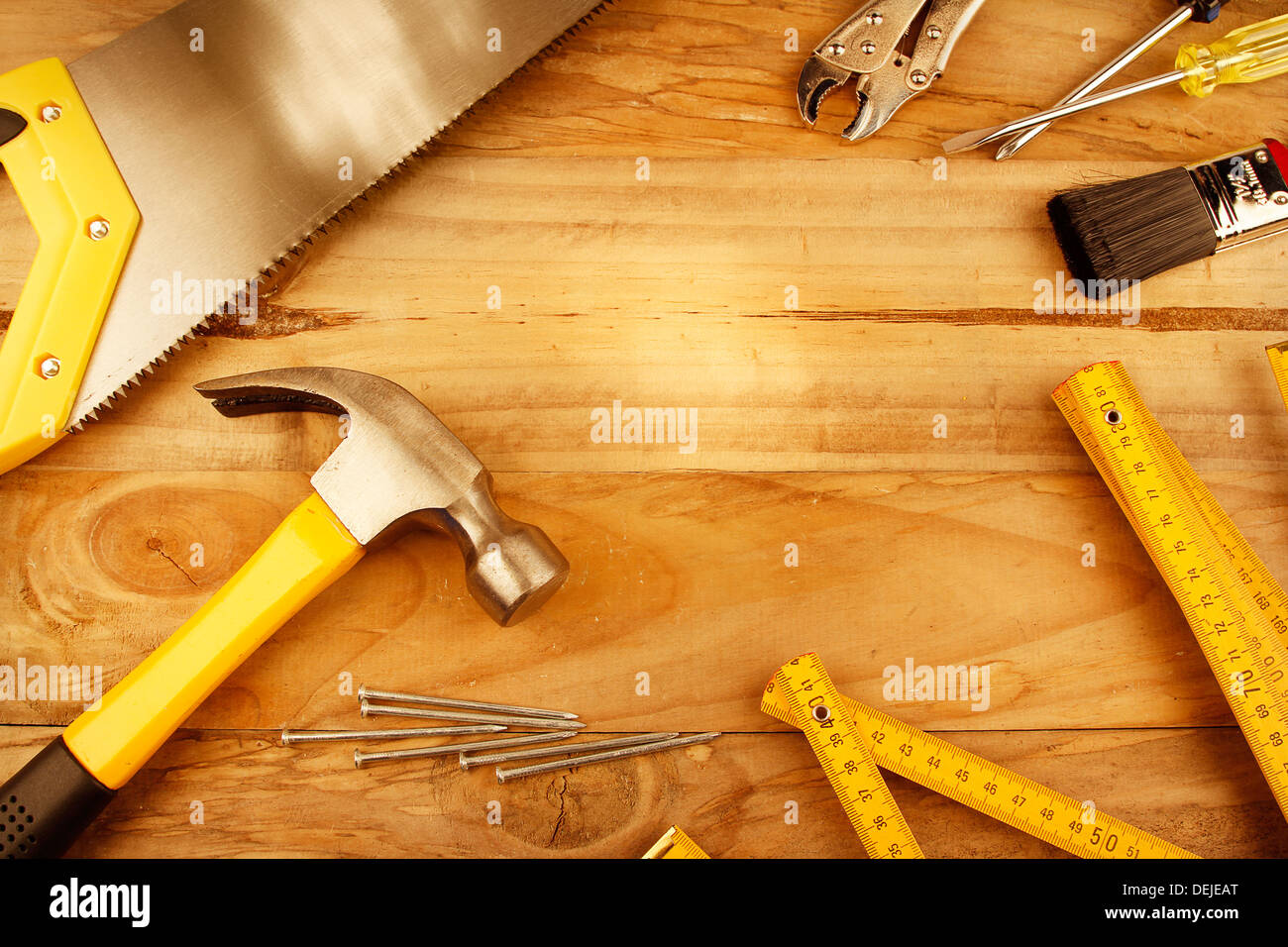 Une variété d'outils sur le bois. L'espace publicitaire Banque D'Images