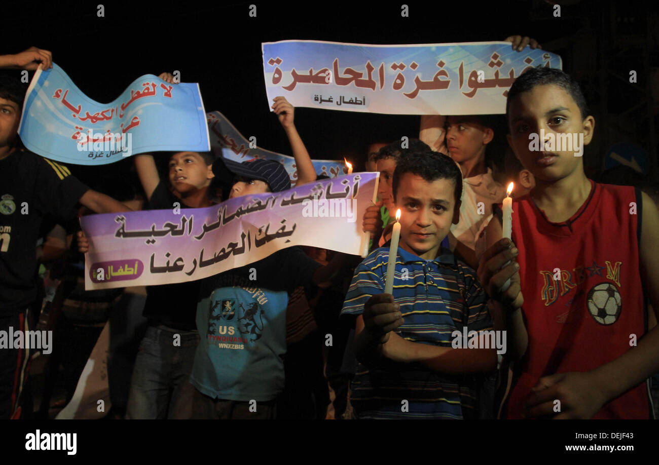 20 septembre 2013 - La ville de Gaza, bande de Gaza, territoire palestinien - enfants palestiniens allument des bougies au cours d'une manifestation contre les coupures de courant et du blocus sur la bande de Gaza, à Gaza le 19 septembre 2013. Israël a imposé un blocus sur Gaza en 2007 après son ennemi, groupe islamiste du Hamas, a pris le contrôle du territoire dans une brève guerre civile soutenu par l'Occident avec le président palestinien Mahmoud Abbas et du Fatah (parti de l'image Crédit : © Mohammad Asad APA/Images/ZUMAPRESS.com) Banque D'Images