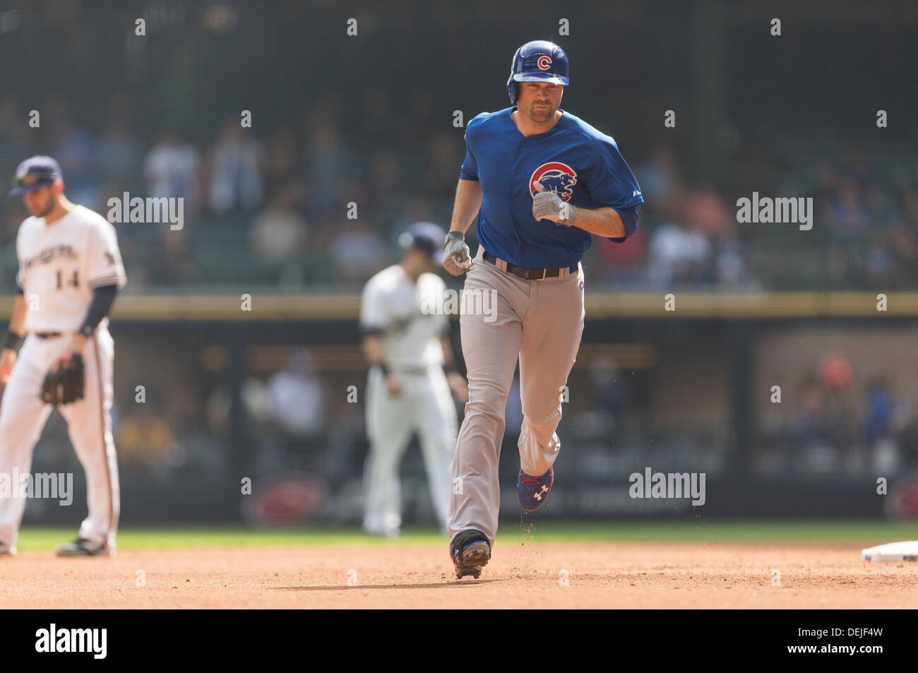 Milwaukee, Wisconsin, États-Unis. 19e Août, 2013. Septembre 19th, 2013 : Chicago Cubs voltigeur de droite Nate Schierholtz # 19 hits un run homer à droite deux champ centre au cours du jeu de la Ligue Majeure de Baseball entre les Milwaukee Brewers et les Cubs de Chicago au Miller Park de Milwaukee, WI. Les Brasseurs de plomb Cubs 3-0 dans la 3e manche. John Fisher/CSM/Alamy Live News Banque D'Images