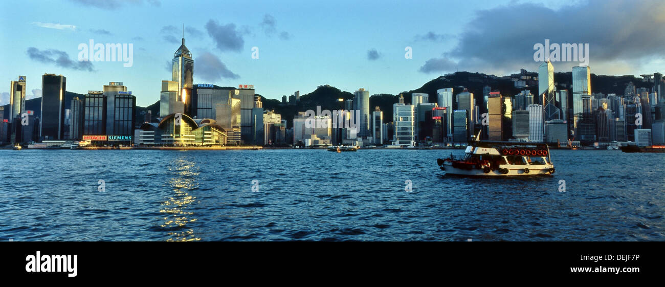 Horizon de Hong Kong en début de soirée Banque D'Images