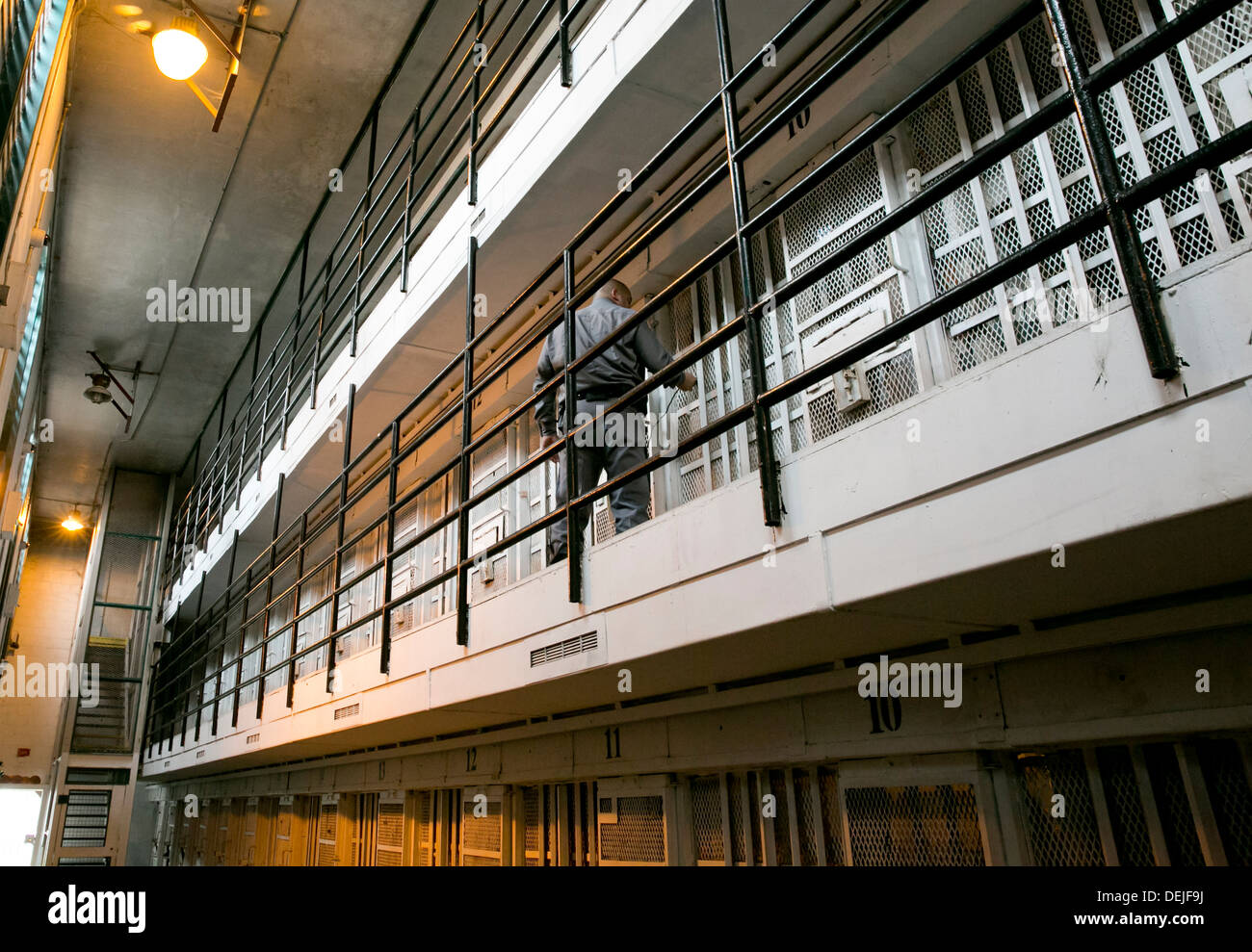 Les gardiens de prison à l'intérieur de la prison, près de Houston, au Texas, à pied par les cellules et ne compte-tête de prisonniers au cours de la journée Banque D'Images